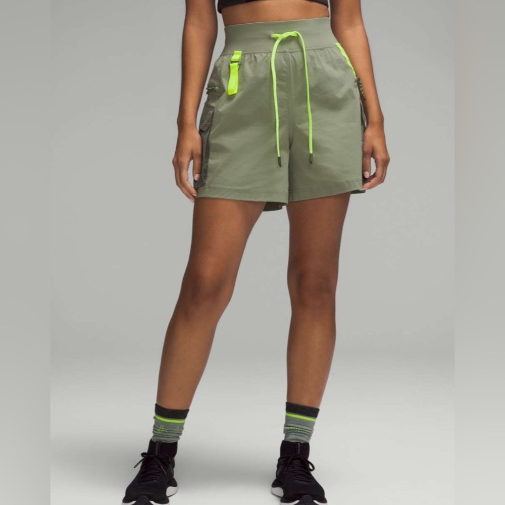 Lululemon Multi-Pocket Cargo High-Rise Hiking Short 5"